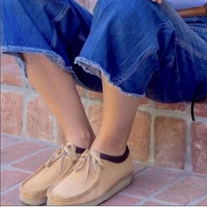 CLARKS ORIGINALS WOMENS WALLABEE IN MAPLE SUEDE, SIZE 9.5, BRAND NEW.